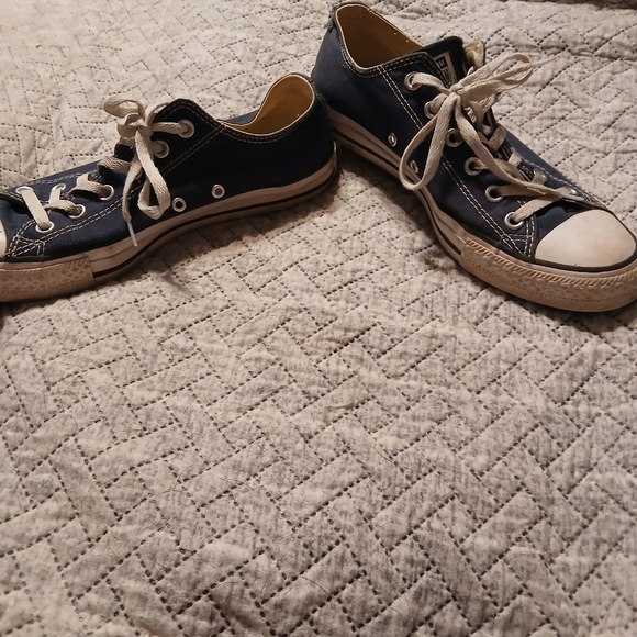 Converse mens size 8 distressed dark blue tennis shoes. - Picture 3 of 6